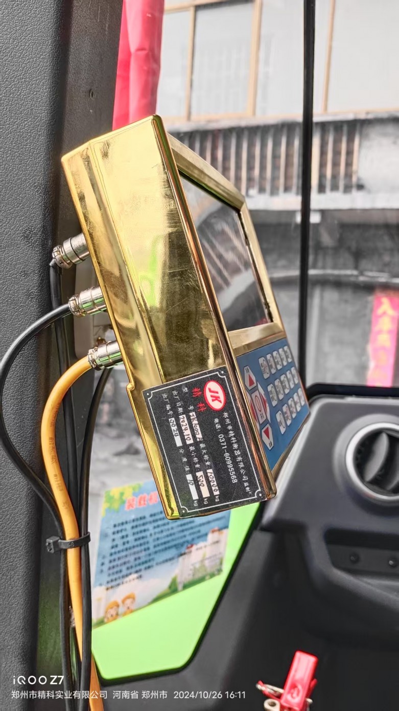 两台新能源装载机电子秤在云南昆明取石场安装使用